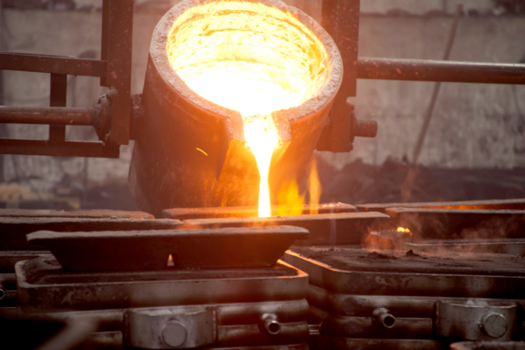 Flüssiges Eisen in einer Eisengiesserei