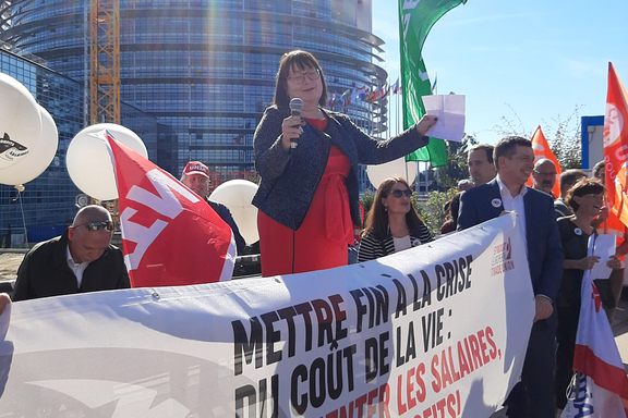 Manifestanti con bandiere e palloncini davanti alla sede del parlamento europeo a Strasburgo.