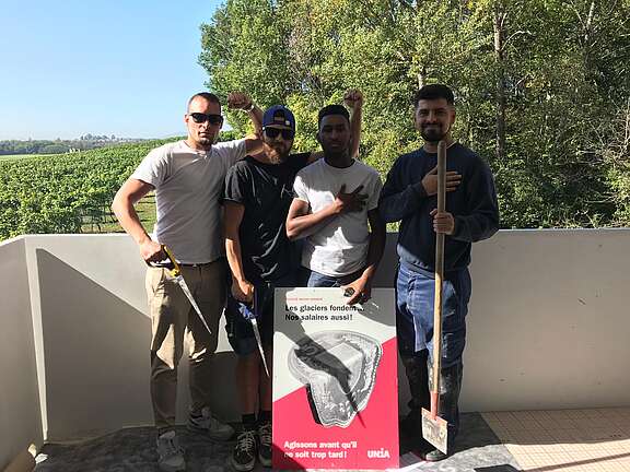 Travailleurs avec une pancarte d’Unia