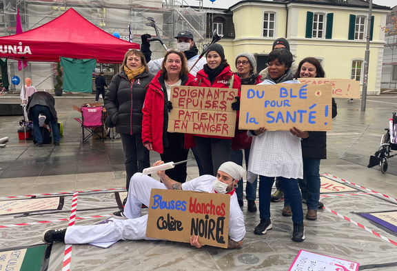 Les soignant-e-s participent à une action.