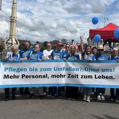 Assistenti e pensionati tengono in mano uno striscione di Unia su cui si legge: Assistenza fino allo sfinimento? Senza di noi! Più personale, più tempo per vivere.