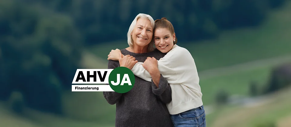 Eine ältere Frau mit weissen Haaren und eine junge Frau umarmen sich lachend vor einer grünen Hügellandschaft. Daneben der Text «Sichere Renten.» und das Logo «AHV-Finanzierung JA».