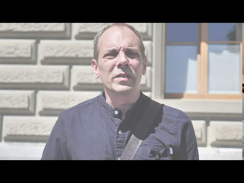 Une vingtaine de syndicalistes manifestent devant la Chancellerie fédérale à Berne.