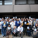 Quarante membres de la branche des soins et de l’accompagnement d’Unia posent pour une photo de groupe et tiennent des exemplaires du Manifeste du Care dans les mains. 