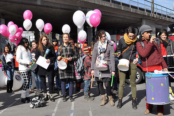 Femmes avec tambours et ballons