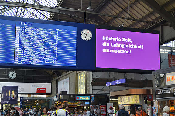 «So viel Geld entgeht den Frauen jedes Jahr». Werbetafel im Züricher Hauptbahnhof