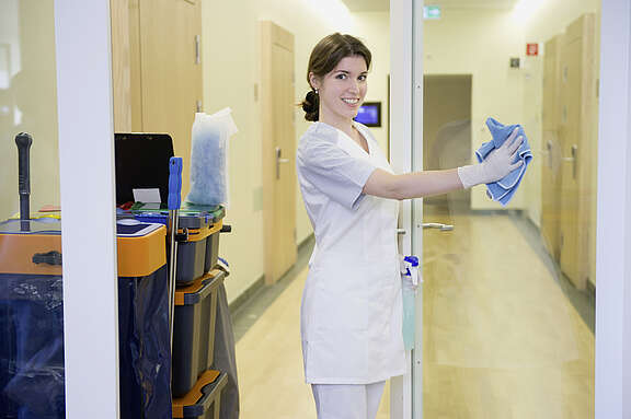 Reinigungsarbeiterin während der Arbeit