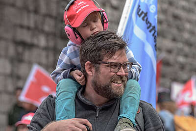 Padre con bambino sulla spalla