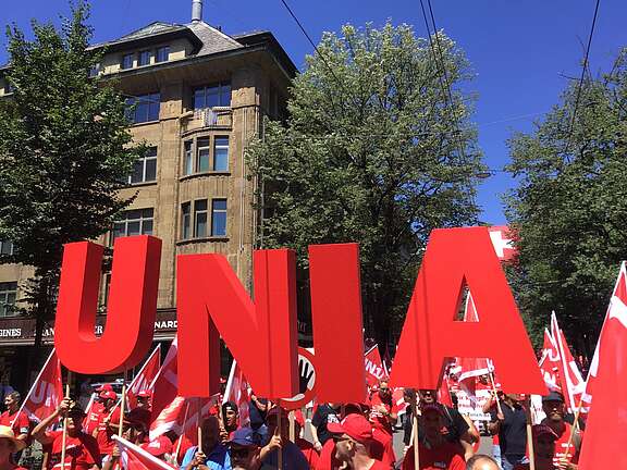 Plus de 15'000 maçons combattifs manifestent à Zurich