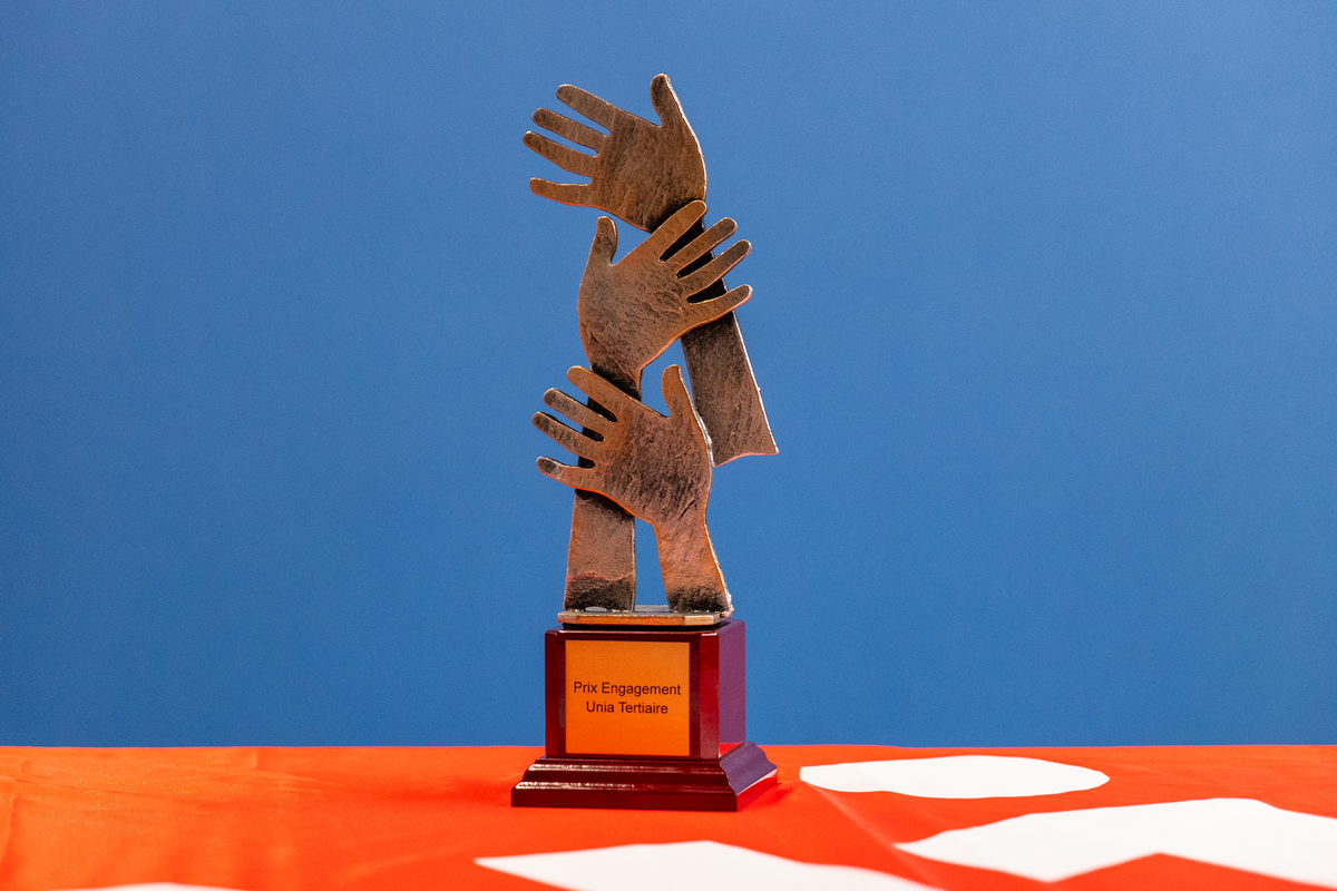 Der Prix Engagement ist ein Skulptur aus drei Händen, die sich gegenseitig stützen.