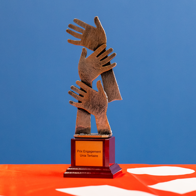 Der Prix Engagement ist ein Skulptur aus drei Händen, die sich gegenseitig stützen.