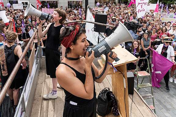 2 femmes avec mégaphones
