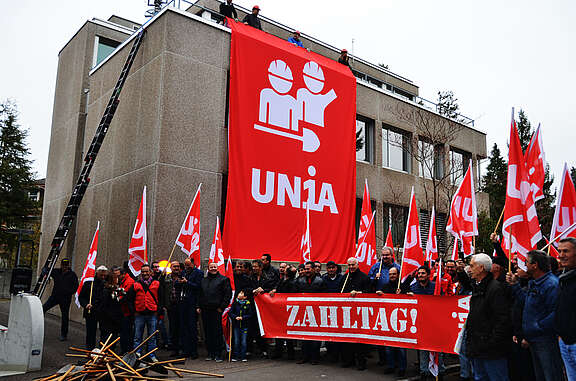 Unia-Bau Transparent an einer Fassade