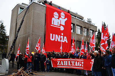 Unia-Bau Transparent an einer Fassade