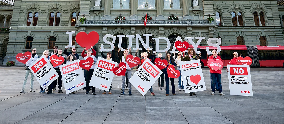 Des gens brandissent des panneaux et des grandes lettres: «I love Sundays».