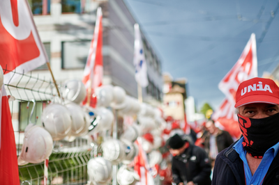 Bauarbeiter an einem Protest