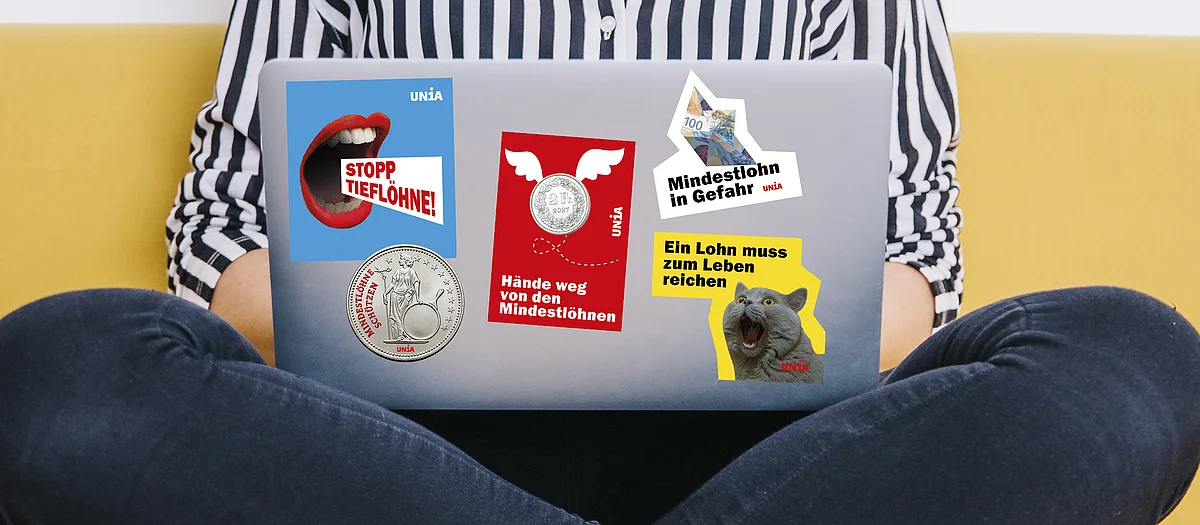 Laptop-Deckel mit fünf Unia-Stickern gegen tiefe Löhne: «Stopp Tieflöhne!», «Mindestlohn in Gefahr», «Hände weg von den Mindestlöhnen», «Mindestlöhne schützen» und «Ein Lohn muss zum Leben reichen».