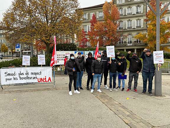 [Translate to Français:] Streikende Smood-Kurier*innen mit Plakaten