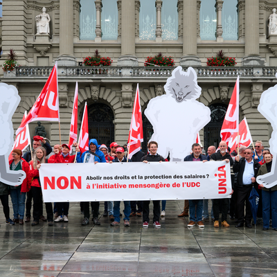 Action d'Unia «Un loup déguisé en agneau» sur la Place fédérale à Berne pour attirer l'attention sur le danger de la dernière initiative de l'UDC