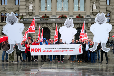 Action d'Unia «Un loup déguisé en agneau» sur la Place fédérale à Berne pour attirer l'attention sur le danger de la dernière initiative de l'UDC