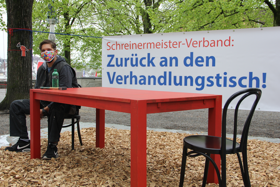 Schreiner sitzt am roten 