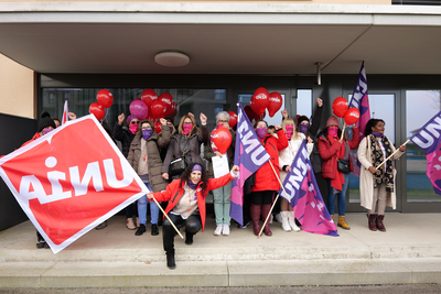 Donne di un'impresa di pulizie di Root LU insieme a Unia