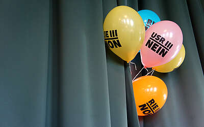 Bunte Ballone mit der Aufschrift 