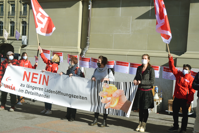 Plakat am Aktionstag für essentielle Berufe: Nein zu längeren Ladenöffnungszeiten im Detailhandel