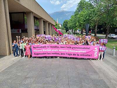 Gruppo di donne con striscione
