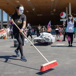 Attiviste di Unia si esibiscono in teatro di strada nell'ambito dello sciopero delle donne del 2023. Indossando maschere bianche e abiti professionali, rappresentano la pressione e lo stress a cui sono esposte nel loro lavoro di addette alle pulizie degli alberghi. La scena è ambientata davanti alla stazione ferroviaria principale di Zurigo, in Europaallee.