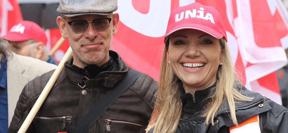 Une femme et un homme à une action d'Unia
