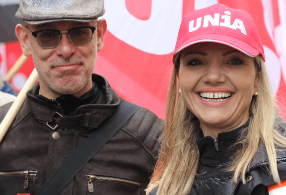 Une femme et un homme à une action d'Unia