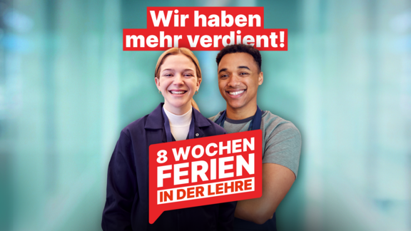 Zwei junge Berufsleute in Arbeitskleidung lächeln selbstbewusst in die Kamera vor einem modernen, unscharfen Hintergrund. Im Bild ist der Text: «Wir haben mehr verdient! 8 Wochen Ferien in der Lehre»