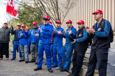 Il personale della vetreria Vetropack durante un’azione di protesta