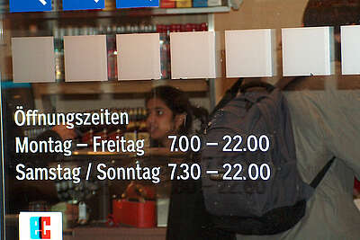 Ladeneingang mit Öffnungszeiten bis 22 Uhr