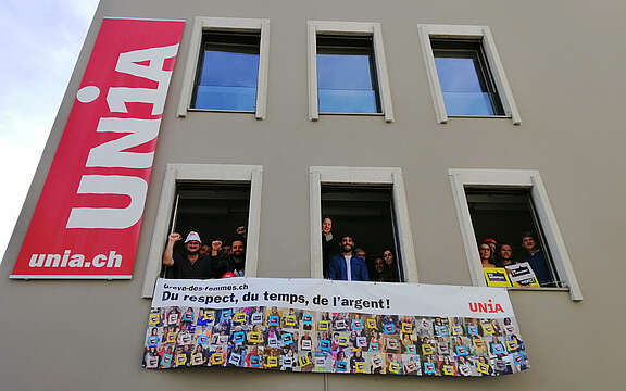 Banderole à la fenêtre du bureau d'Unia Vaud