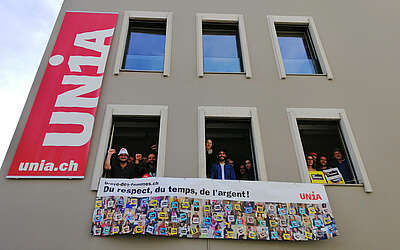 Banderole à la fenêtre du bureau d'Unia Vaud