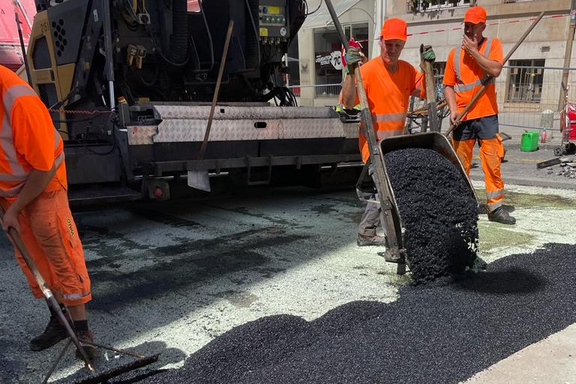 Bauarbeiten auf 170 Grad heissem Asphalt