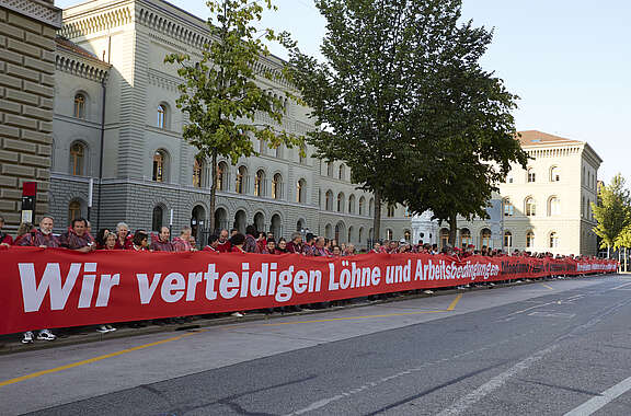 Aktion der Gewerkschaften mit Riesentransparent zur Verteidigung der Personenfreizügigkeit und der Flankierenden Massnahmen (FlaM) vor dem dem Bundeshaus