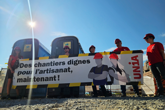 Sindacalisti con uno striscione: 