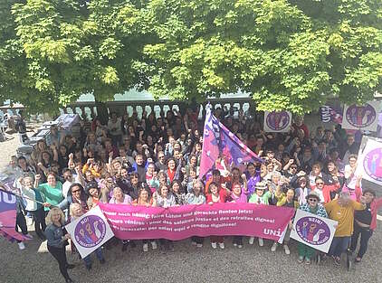 Les participantes à la conférence des femmes d’Unia portant une banderole avec leur revendication pour des salaires justes et des rentes correctes.
