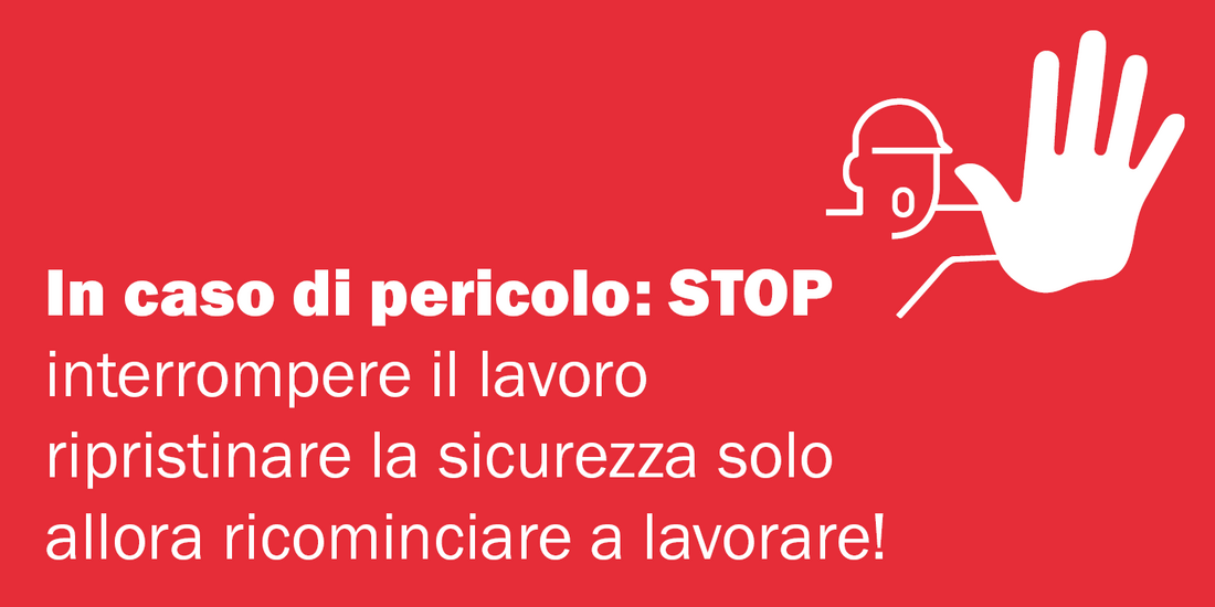 Stop in caso di pericolo Immagine rossa con testo bianco. Disegnati una mano alzata e un casco di sicurezza. Testo: «In caso di pericolo: STOP, interrompere il lavoro, ripristinare la sicurezza solo allora ricominciare a lavorare!»