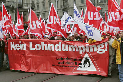 Transparent gegen Lohndumping in einer Bau-Demo