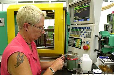 Une femme dans l'industrie MEM