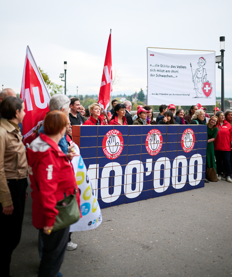 Die Unia und weitere Organisationen reichen vor der Bundeskanzlei rund 100'000 Unterschriften gegen den Angriff auf die Mindestlöhne ein. Im Zentrum steht eine grosse Mauer aus Karton, auf der die Zahl «100'000» steht.