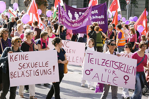 Frauen-Demo-Plakate mir den Aufschriften: Keine sexuelle Belästigung. Teilzeitstellen für alle. 