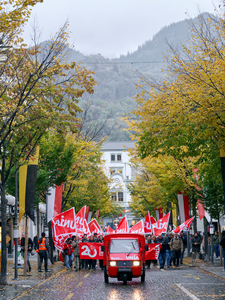 Les délégué-e-s au congrès d&#039;Unia en cortège à travers Brigue