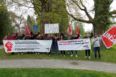 Jeunes d’Unia avec banderoles