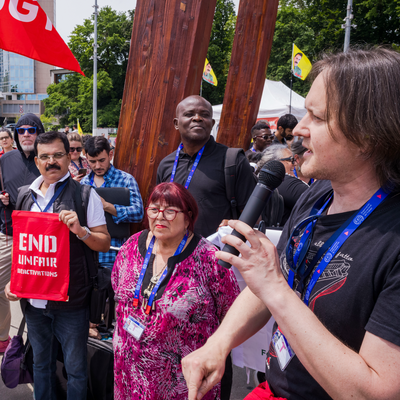 Roman Künzler, syndicaliste d'Unia, avec des travailleurs et travailleuses de plateformes du monde entier.