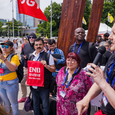 Unia-Gewerkschaftssektretär Roman Künzler (rechts) mit Plattformarbeiter:innen aus aller Welt.